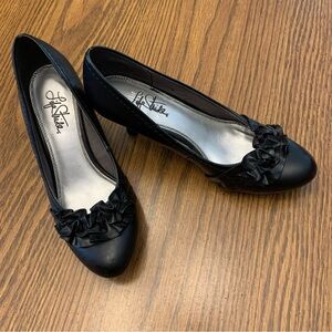 Life Stride Passion Black Ruffle Pumps Size 7
